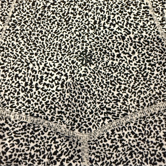 Athleta Salutation Stash II Monochrome Leggings - Picture 5 of 8